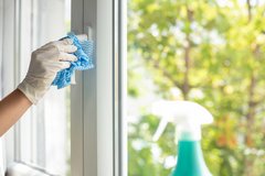 Tipps zur Reinigung von Kunststofffenstern und zum richtigen Einsatz von Desinfektionsmitteln gibt das neue Merkblatt der Gütegemeinschaft (GKFP). Foto: Sarah Heuser
