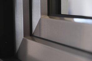Aluminium in gebürsteter Edelstahloptik als Design-Statement für die moderne Außenfassade.  