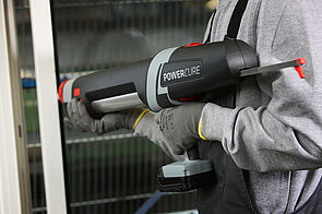 Montageverklebung – Fensterfertigung mit PowerCure. Alle Bilder: Sika Montageverklebung – Fensterfertigung mit PowerCure. Alle Bilder: Sika