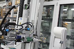 Automatischer Glasklebeautomat GKA 242 von Rotox. Alle Bilder: ROTOX Automatischer Glasklebeautomat GKA 242 von Rotox. Alle Bilder: ROTOX