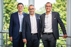 Das Fenster der Zukunft fest im Blick – CSO Wolfgang Sandhaus, Co-CEO Till Schmiedeknecht und Co-CEO Götz Schmiedeknecht.