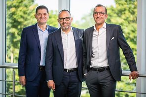 Das Fenster der Zukunft fest im Blick – CSO Wolfgang Sandhaus, Co-CEO Till Schmiedeknecht und Co-CEO Götz Schmiedeknecht.