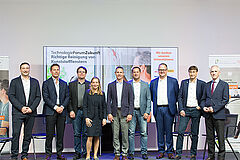 Die Moderatoren, Referenten und Experten der Podiumsdsikussion vom vierten TechnologieForumZukunft gemeinsam auf der Bühne. 