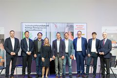 The moderators, speakers and experts of the panel discussion of the fourth TechnologieForumZukunft together on stage. Images: bauelemente bau