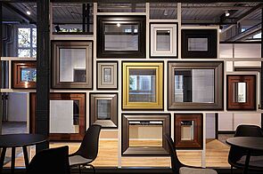 Mit den taktilen Oberflächen von realMaterial wird das Fenster ein erlebbarer Teil des Wohnens.