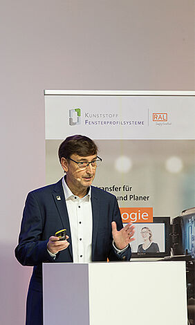 Harald Neunzehn explained the approach and cleaning agents for cleaning foiled surfaces in a theoretical and practical section. Image: bauelemente bau