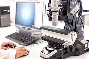 Labor mit Profil unter Digitalmikroskop. Alle Bilder: celotec