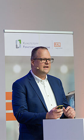 Marco Themel explained how to clean white PVC profiles correctly and demonstrated six different cleaning agents on a PVC profile. Image: bauelemente bau