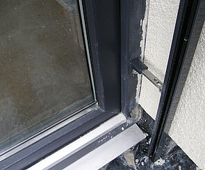 Bauseitige Verschmutzung. Alle Bilder: RENOLIT Bauseitige Verschmutzung. Alle Bilder: RENOLIT