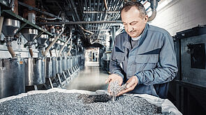 Drei eigene Recyclingwerke sammeln etwa 70.000 Tonnen Recyclingmaterial pro Jahr. So deckt REHAU Window Solutions 100 Prozent des eigenen Rezyklatanteils für die Profilextrusion. © REHAU Industries SE & Co. KG