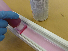 Primerauftrag. Foto: Kömmerling Chemische Fabrik