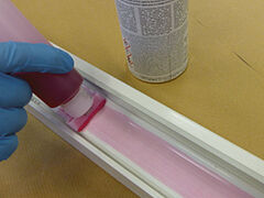 Primerauftrag. Foto: Kömmerling Chemische Fabrik