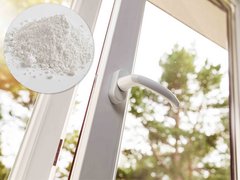 PVC window profiles contain TiO2 in solid form. Only the dusty titanium dioxide threatens classification as a hazardous substance. Pictures: Window ©iStock.com/ronstik / TiO2 powder: iStock.com/Meowcyber 