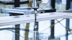 Automatische Applikation des Klebstoffes (horizontal)