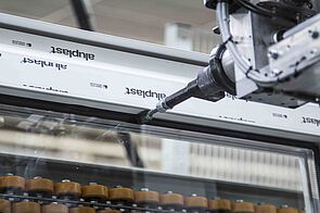 Automatische Applikation des Klebstoffes (vertikal) | Alle Bilder: aluplast