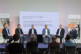 In der Podiumsdiskussion standen Experten Rede und Antwort und debattierten über die richtige Reinigung von PVC-Fenstern.