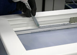 Kunststofffenster-Klebung. Alle Bilder: Hermann Otto